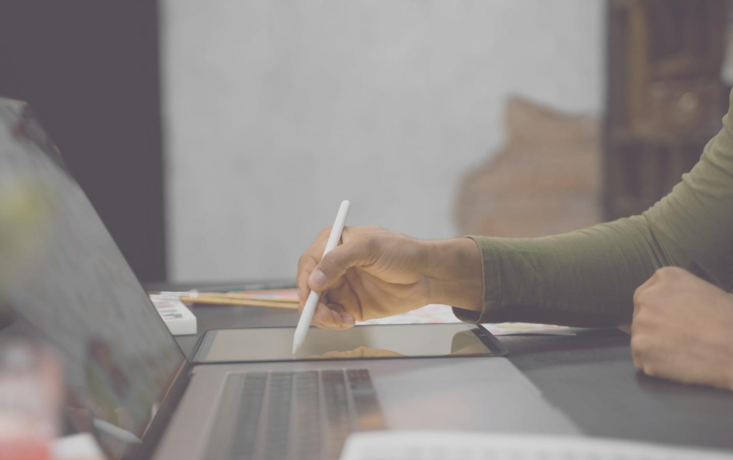 Teilnehmende bei der Arbeit mit Finanzmodellen