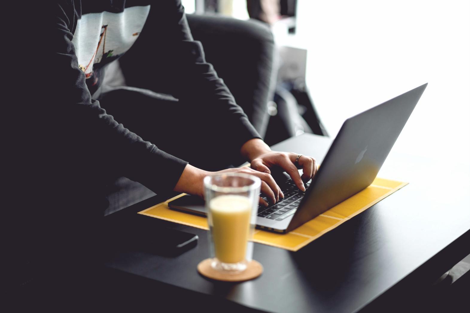 Analyse von Finanzberichten und Geschäftsdaten